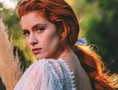 Κ.Κωνσταντινίδη: Ποιά είναι η παίκτρια του MSR που έχασε στο νήμα – Οι γούνες, τα πούπουλα και η βρετανική VOGUE (φώτο)